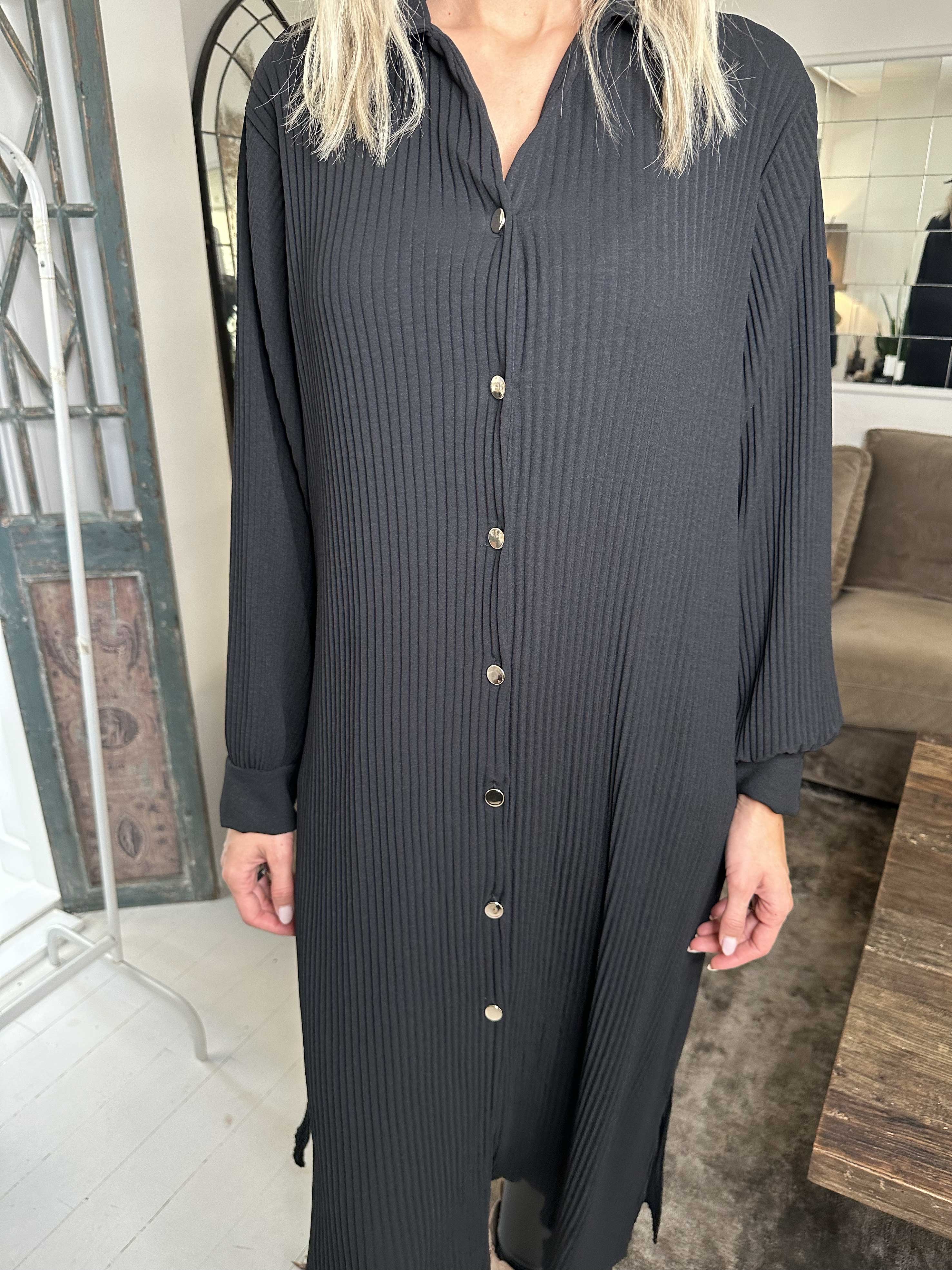 Lenora - Lang plisseret kjole med knapper